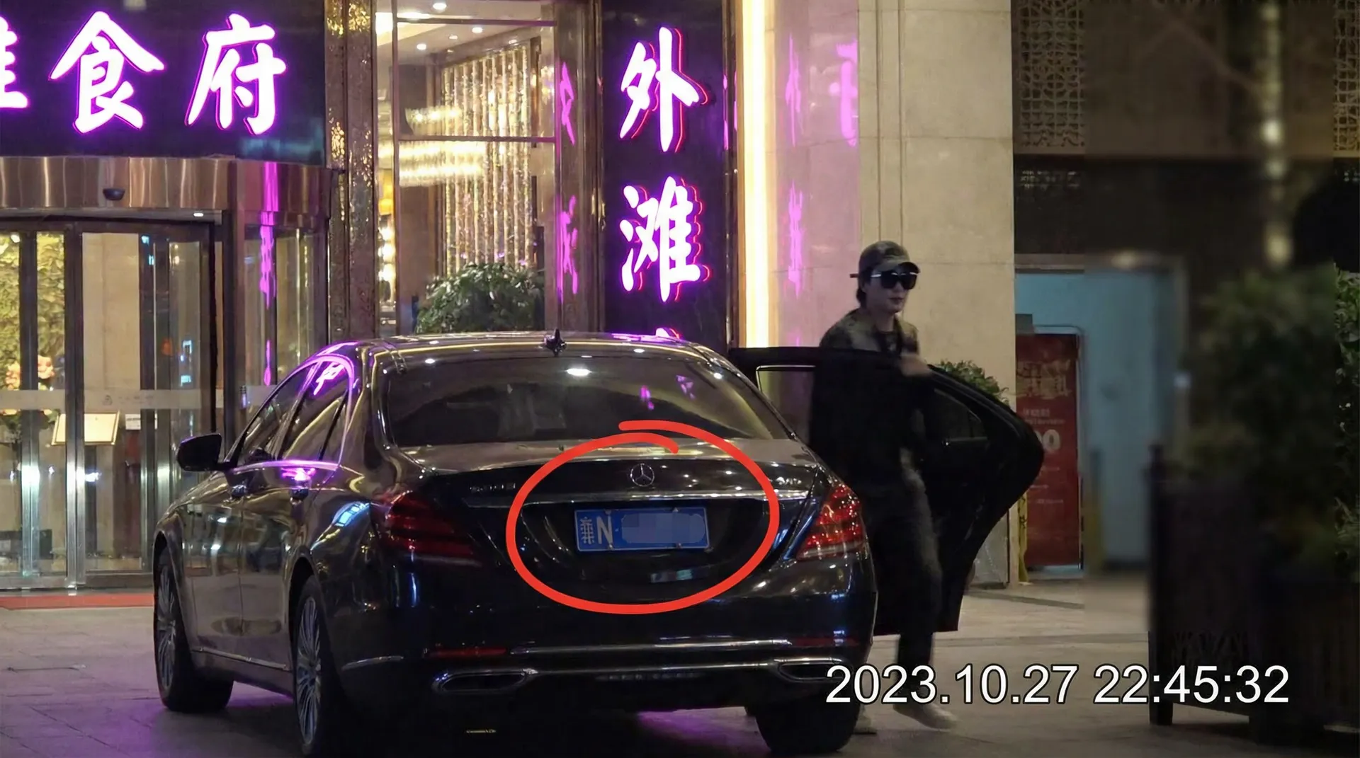 人妻猎人 - 豪车餐厅外被拍